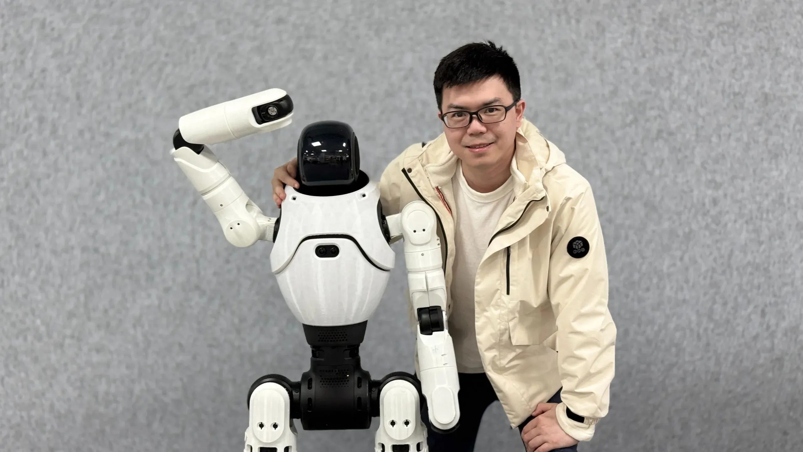 AgiBot's Lingxi X2 takes a hospital job: smart guidance at Peking University People's Hospital