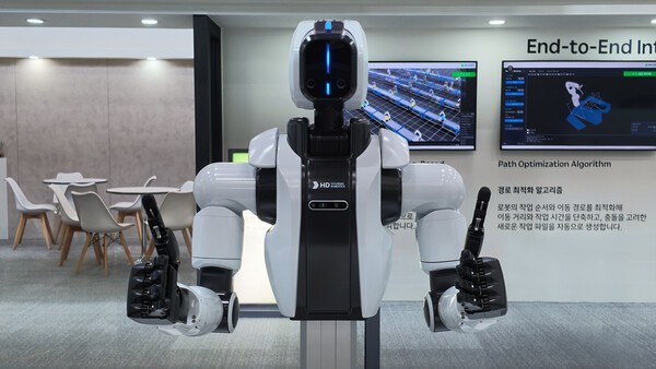 HD Hyundai Robotics unveils dual-arm robot running its own vision-language-action model