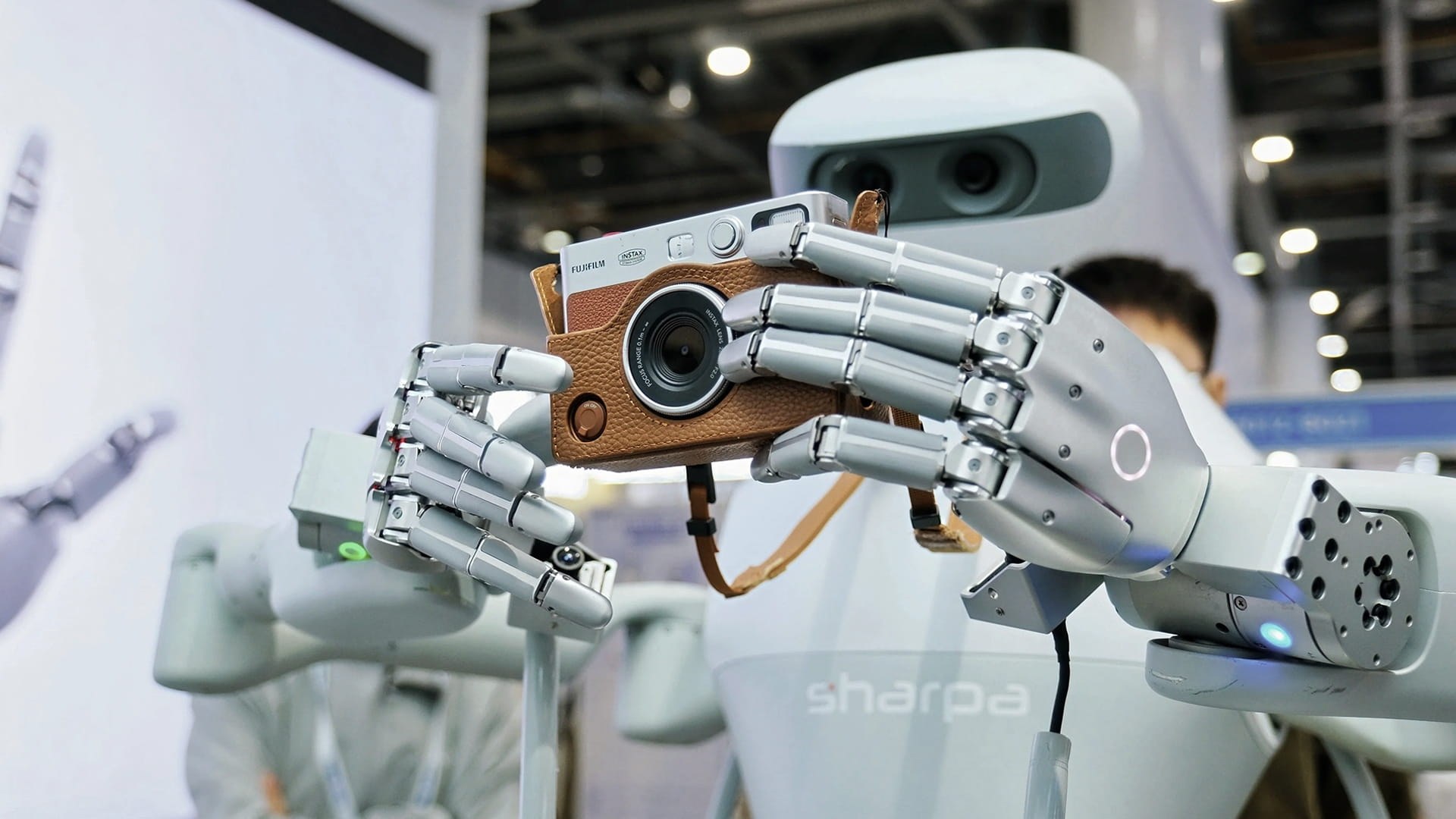 Sharpa plans 30,000-robot deployment across restaurants, retail, and hotels