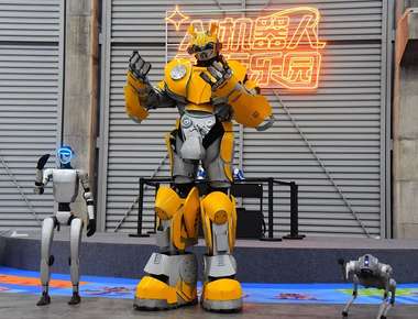 Humanoid robots at an AI-themed park in Hangzhou (Photo: Hangzhou government)