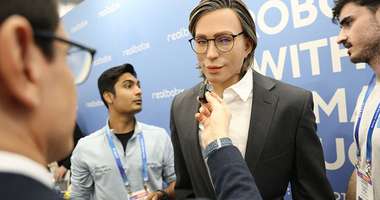 Realbotix humanoid robot at a trade show booth (Photo: BigEV News)